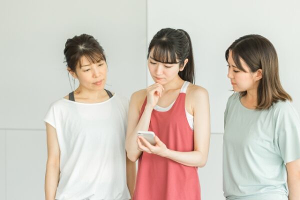 スマホを見る女性