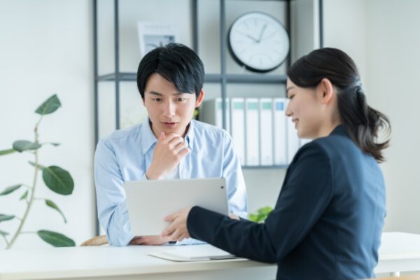 内容を確認している男性