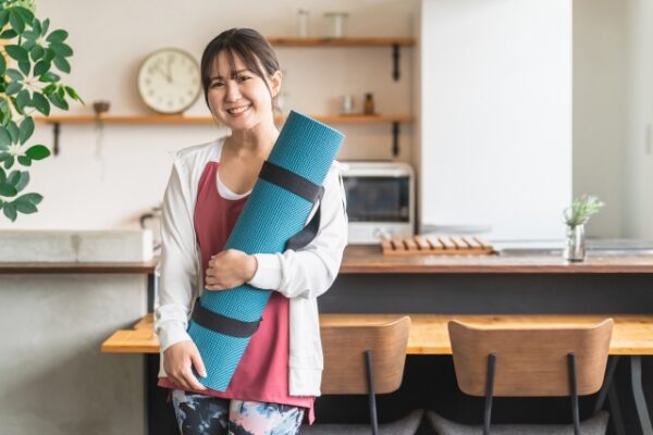 マットを持ち運ぶ女性